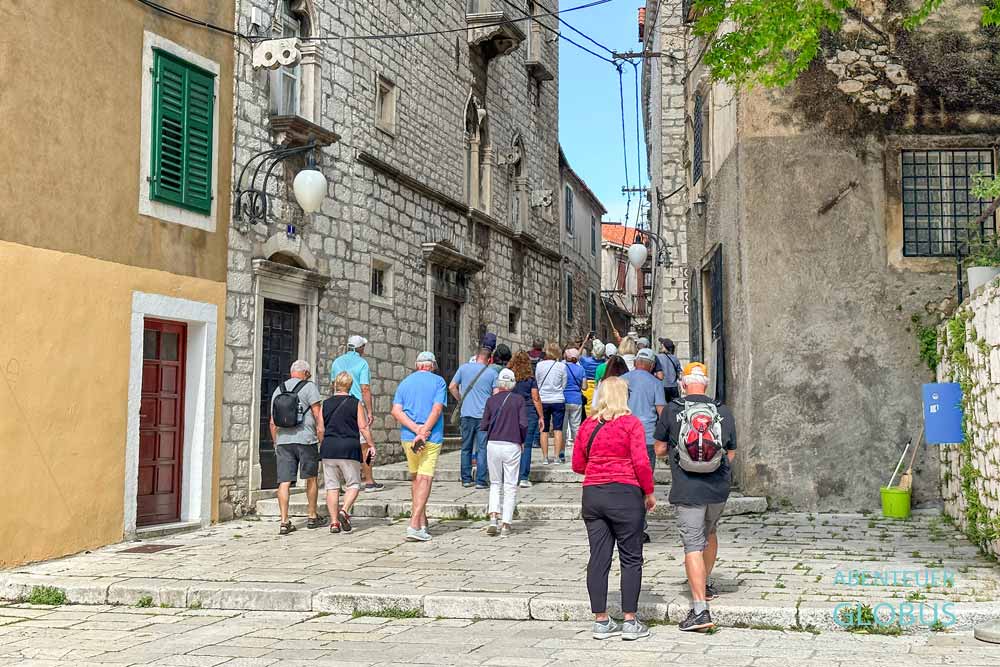 Sibenik Altstadt: Besucher in der Gasse Krste Stosica