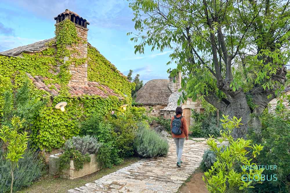 Sibenik, Halbinsel Zablace: traditionelle Steinhäuser im Dalmatian Ethno Village im Amadria Park