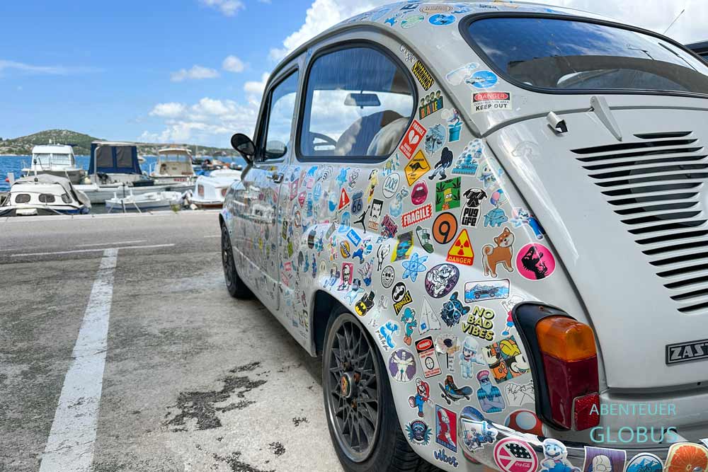 Sibenik: Uferpromenade, Oldtimer Zastava und Marina