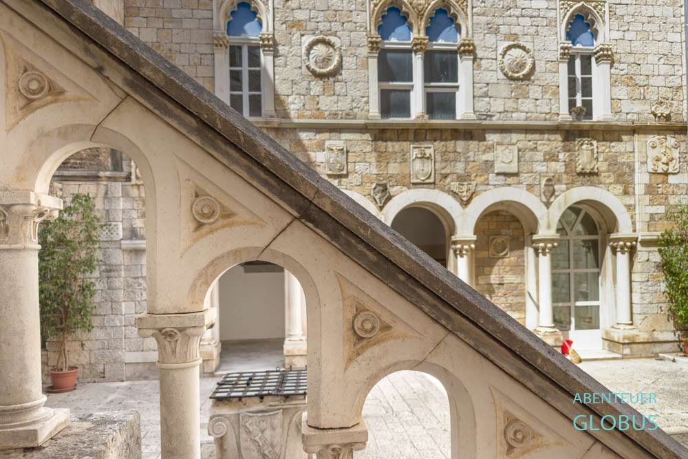 Altstadtinsel Trogir: Innenhof des Rathauses mit alten Brunnen