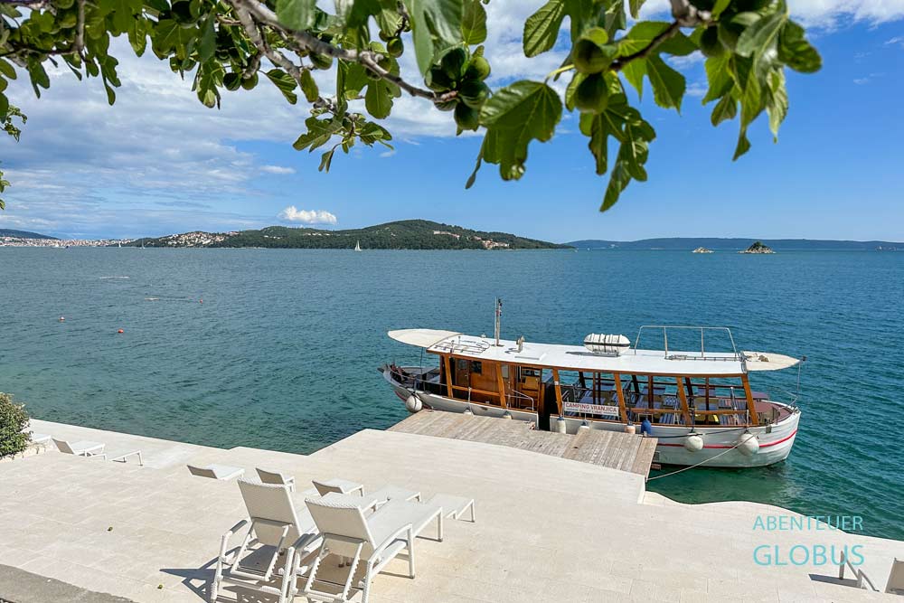 Shuttleboot zur Altstadt von Trogir am Anleger vom Amadria Park Camping Trogir