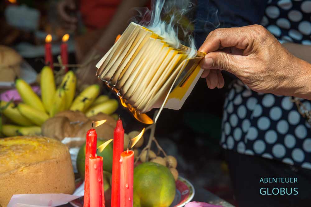 Berg Sam bei Chau Doc: Betende beim Ba Chua Xu Festival
