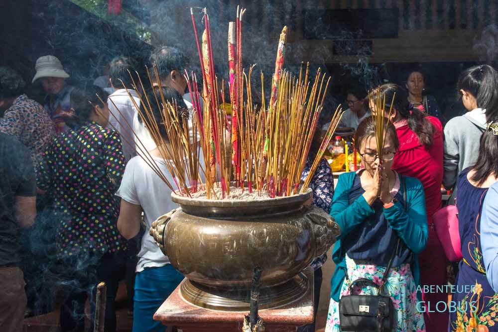 Berg Sam bei Chau Doc: Betende beim Ba Chua Xu Festival