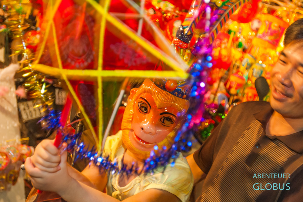 Kind mit Hanuman-Maske beim Neujahrsfast in Can Tho