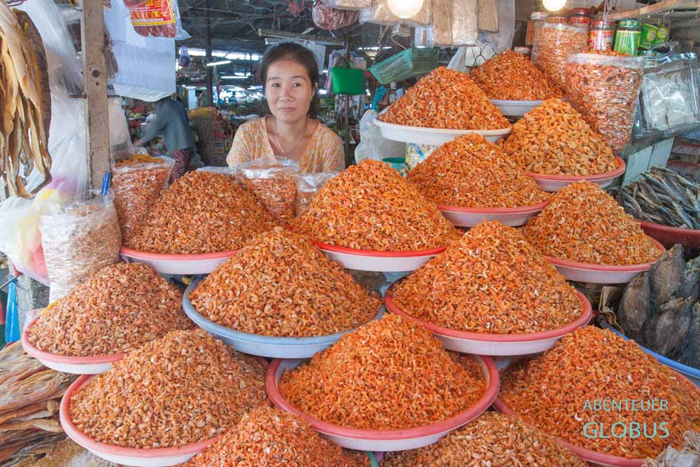 Markt Tan An und Verkauf von getrockneten Fischen und Shrimps