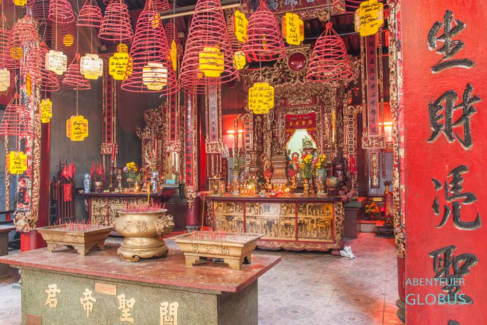 Can Tho: Altar und Räucherspiralen in der Pagode Chua Ong