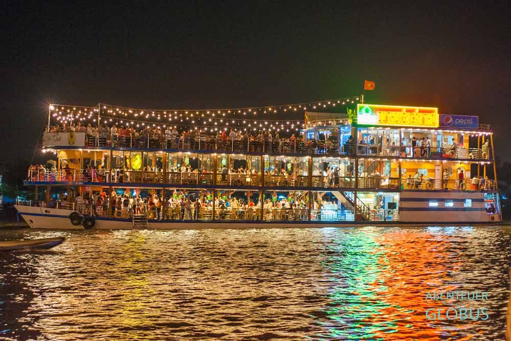 Restaurantschiff auf dem Can Tho Fluss am Abend
