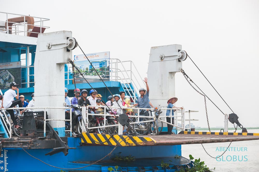 Chau Doc: Autofähre pendelt über den Hau Giang Fluss.