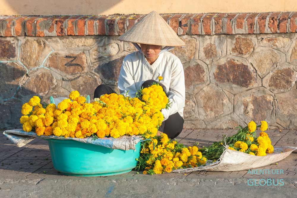 Chau Doc im Mekong Delta: Blumenverkäuferin vor dem Nguyen Huu Canh Tempel