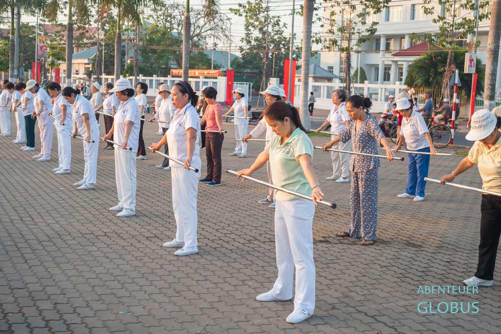 Frühsport auf der Uferpromenade von Chau Doc