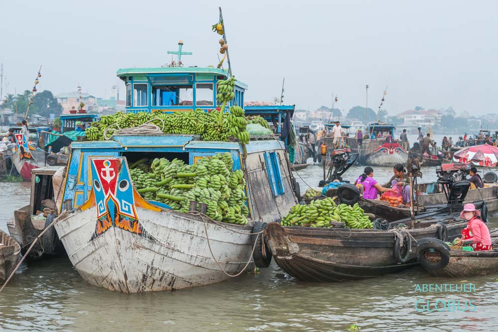 Schwimmender Markt in Chau Doc im Mekong Delta: Boote mit Bananen