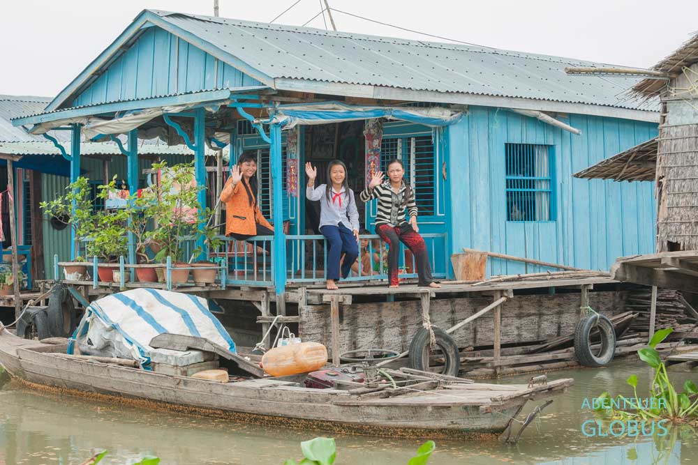 Chau Doc: Schwimmendes Haus mit einer Fischzucht darunter