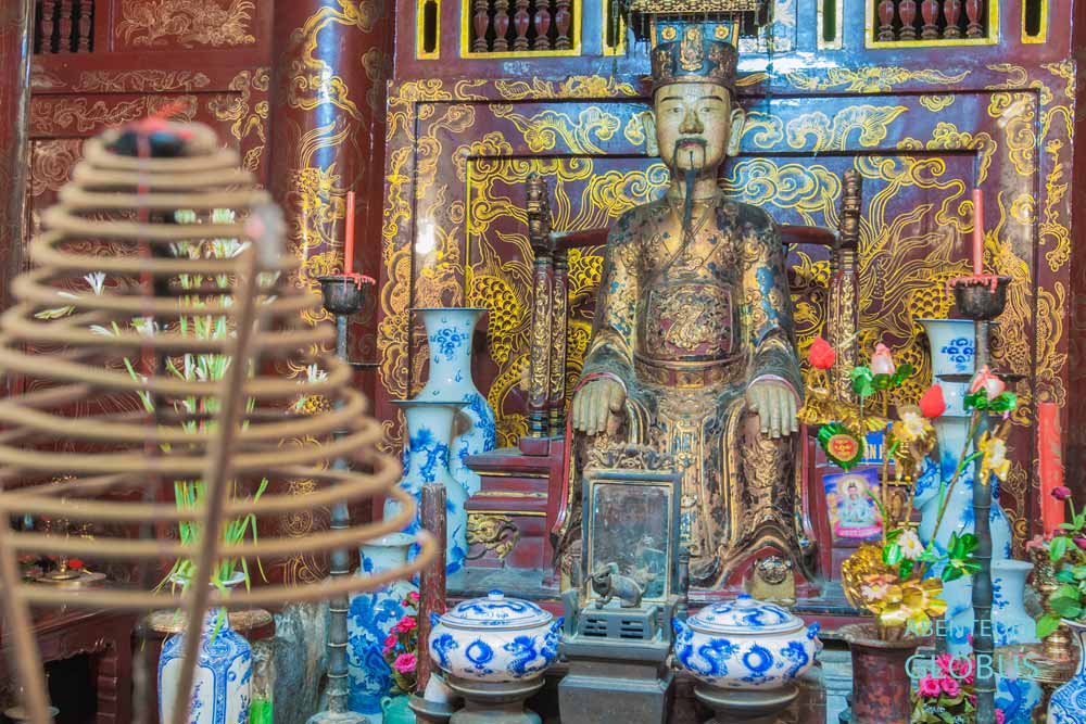 Tempel des Kaisers Dinh Tien Hoang mit Altar in der alten Hauptstadt Hoa Lu