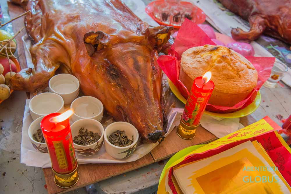 Berg Sam bei Chau Doc: Geopfertes Spanferkel zum Ba Chua Xu Fest