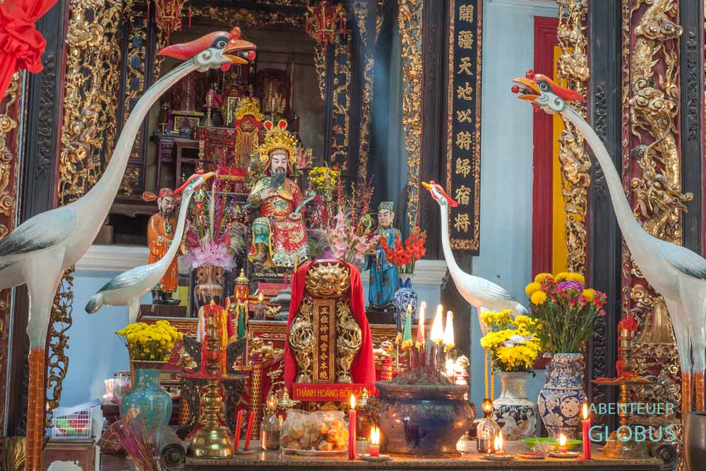 Chau Doc im Mekong Delta: Altar im Nguyen Huu Canh Tempel