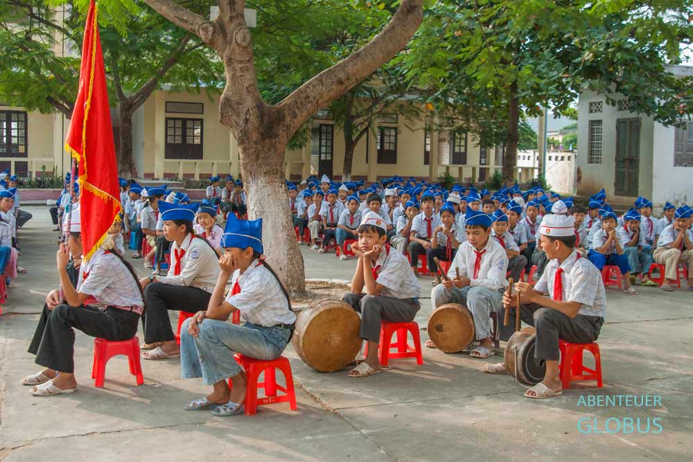 Ninh Binh: Schüler beim Appell in einem Schulhof