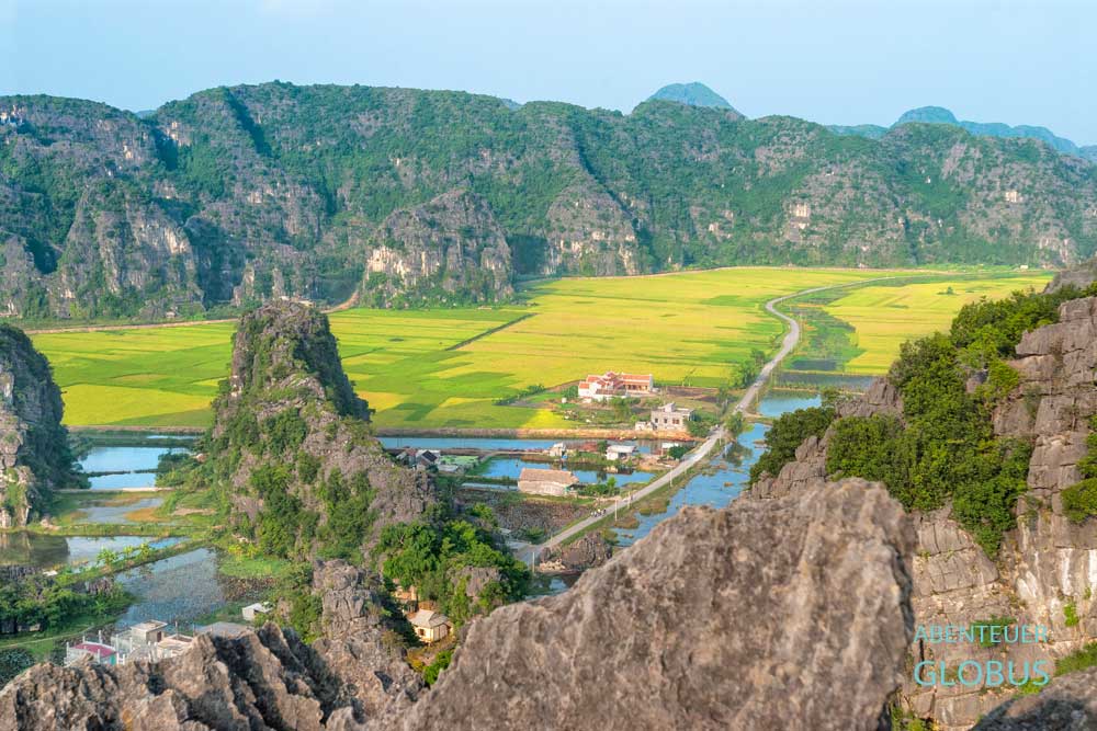 Landschaft mit Reisfeldern und Karstbergen in der trockenen Halong-Bucht Tam Coc - Bich Dong bei Ninh Binh
