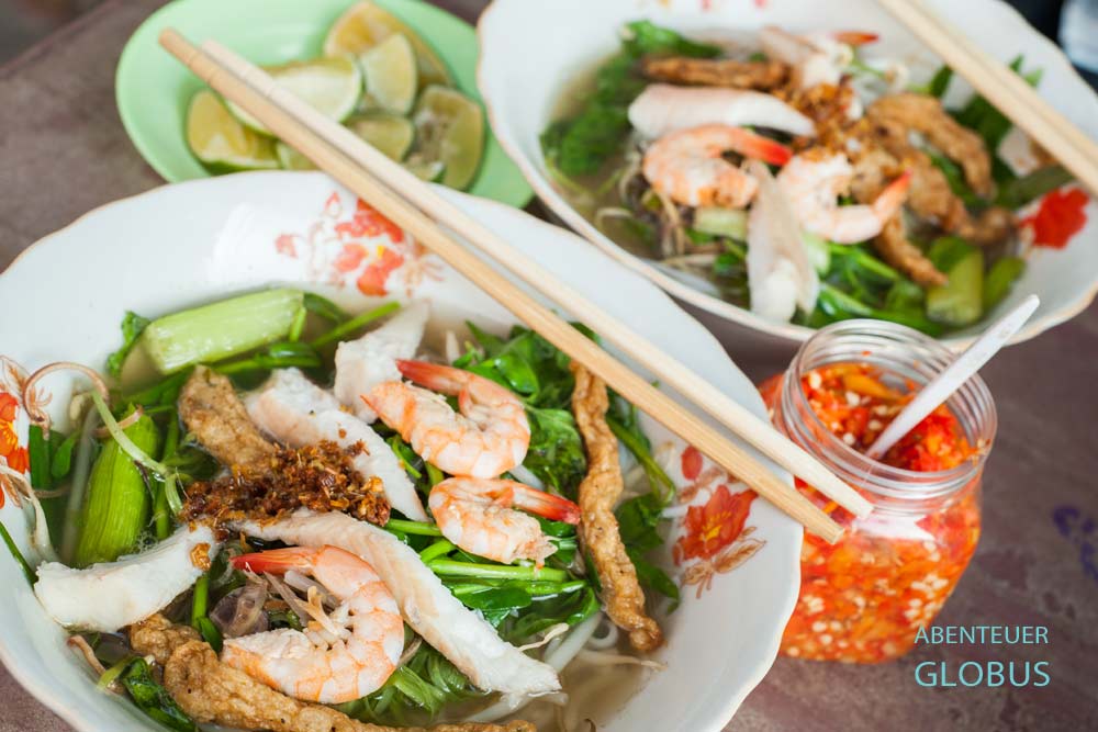 Nudelsuppe Hu Kieu mit Garnelen, Schweinefleisch und Tapiokannudeln