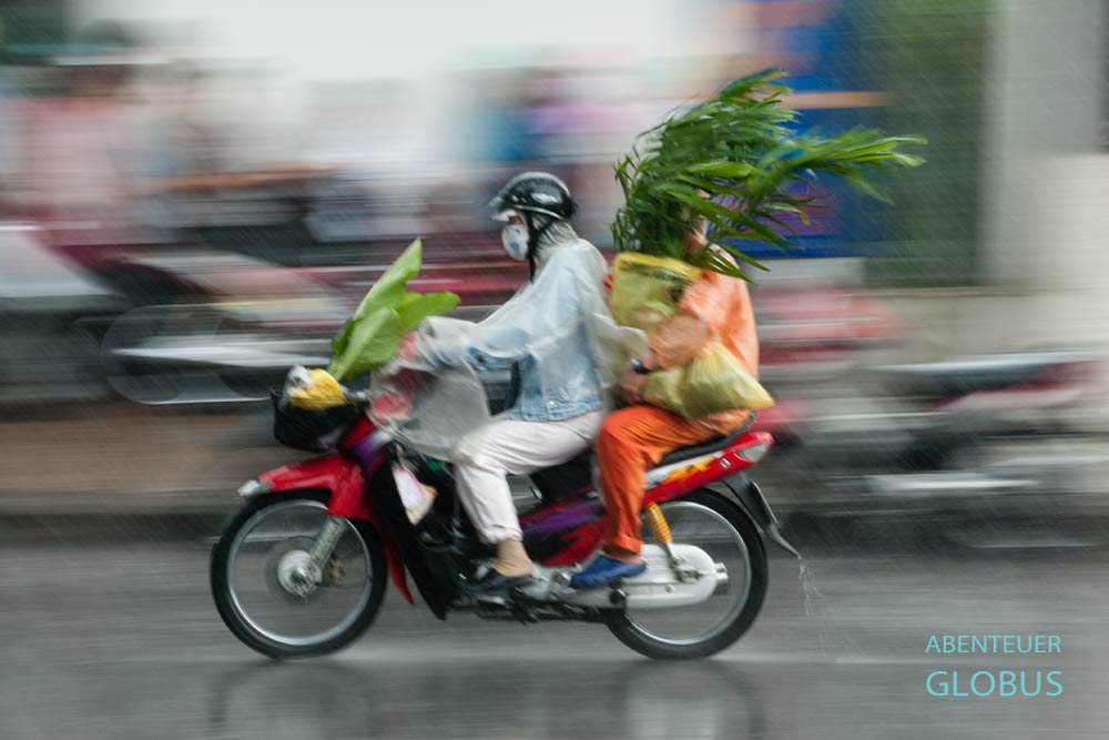 Fahrer mit Motorroller im Juli in Thailand