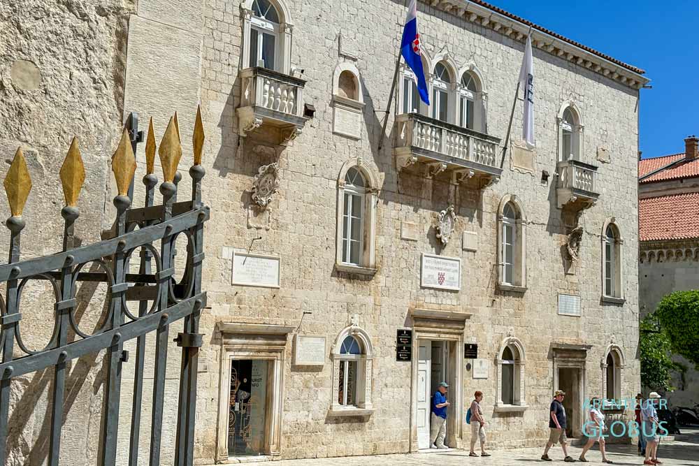 Rathaus auf dem Hauptplatz Trg Ivana Pavla II 