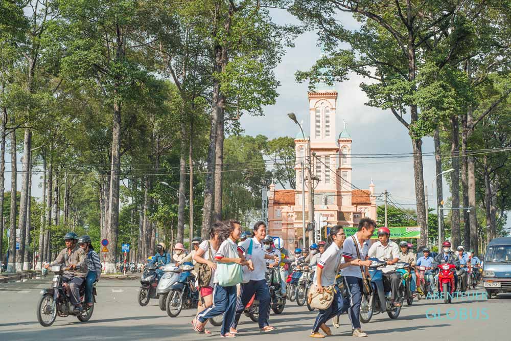 Chinatown Cholon von Saigon: Verkehr und Jeanne d´Arc Kirche