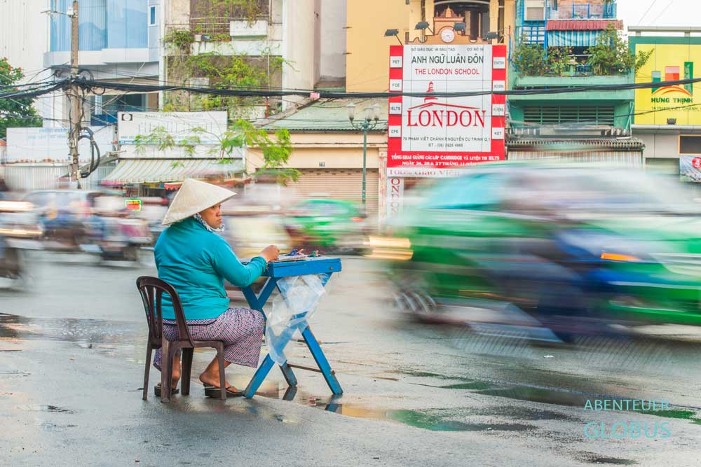 Chinatown Cholon: Lottoscheinverkäuferin an einer Straße