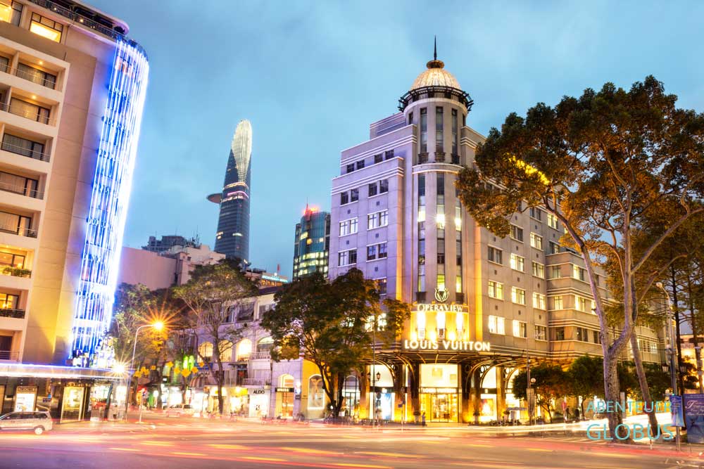 Ho Chi Minh City: Wolkenkratzer Bitexco Financial Tower und Hotels