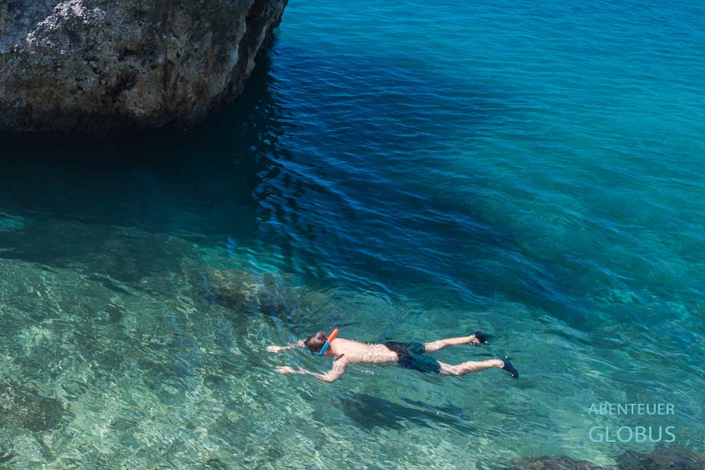 Schnorcheln und schwimmen im kristallklaren Wasser