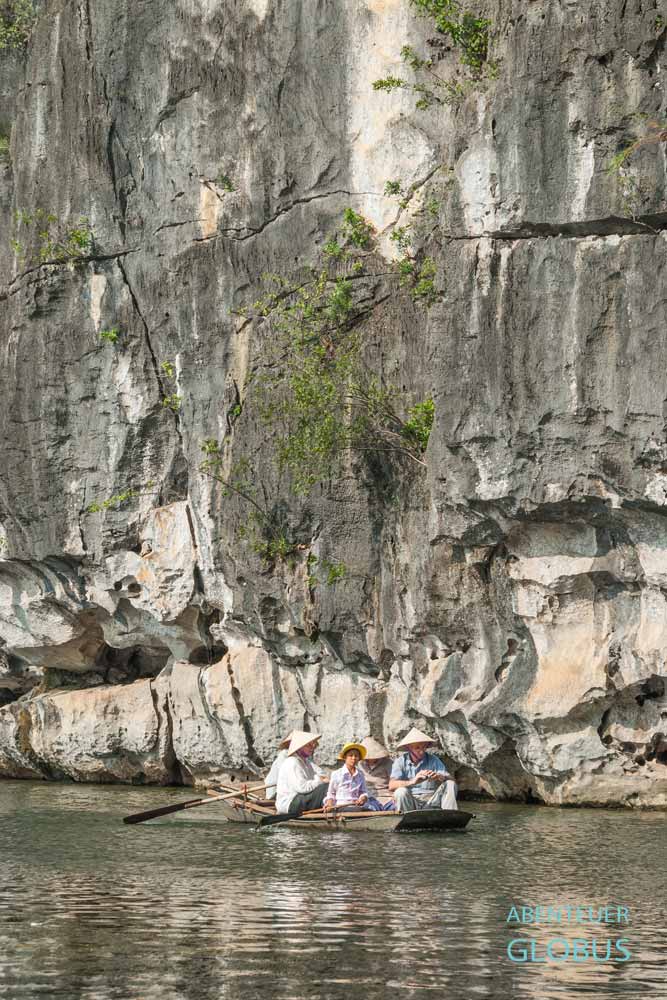 Bootsfahrt auf dem Fluss Ngo Dong in Tam Coc, der trockenen Halong-Bucht bei Ninh Binh