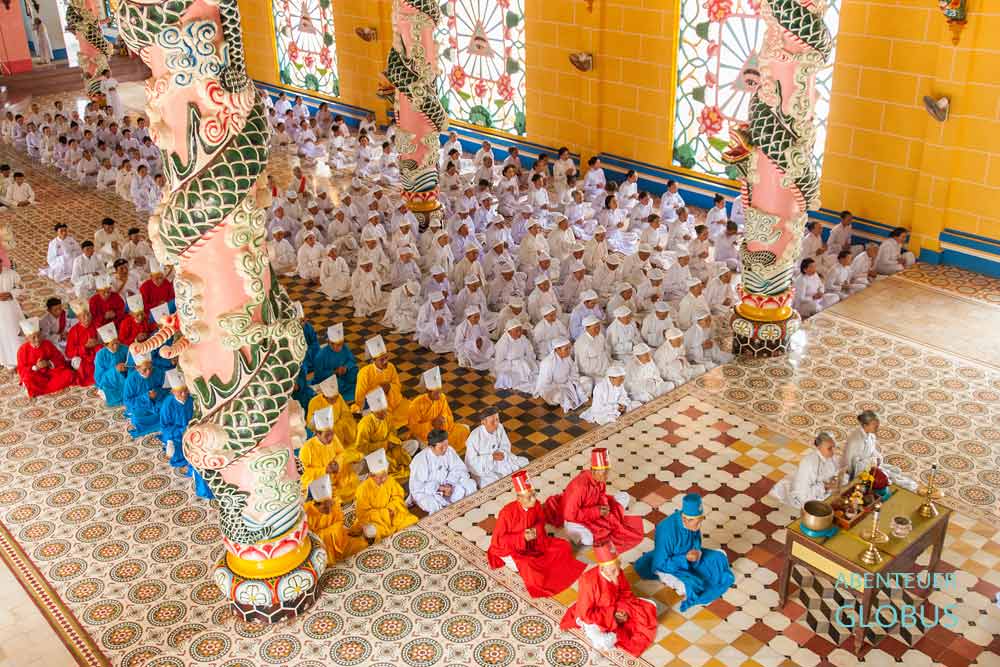 Tay Ninh: Gebet im farbenfrohen Cao Dai Tempel