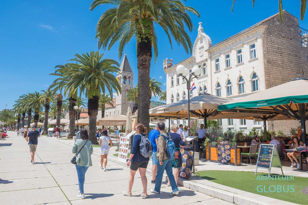 Palmengesäumte Hafenpromenade von der Altstadt Trogir