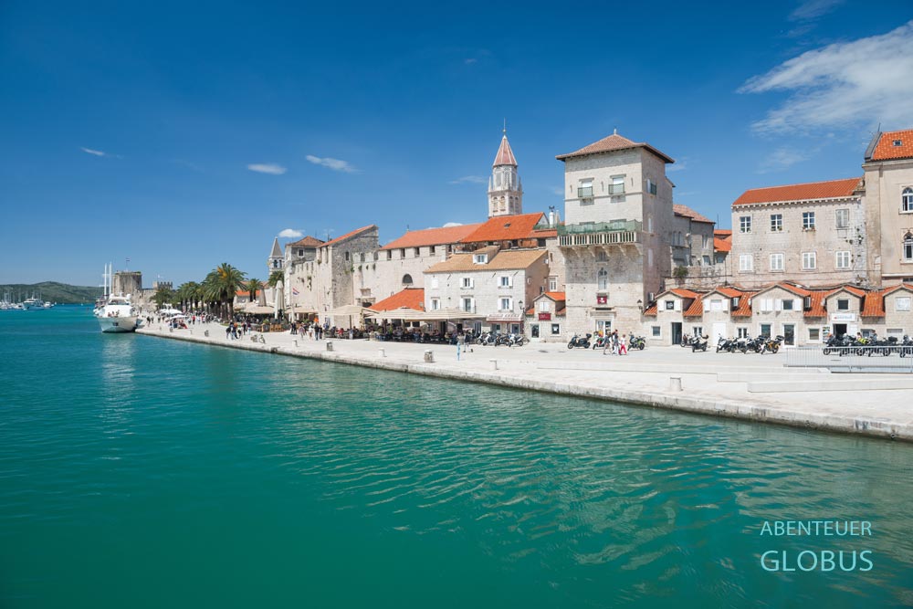Altstadt von Trogir: Hafenpromenade mit Stadtmauer, Vitturi Turm und Steinhäusern