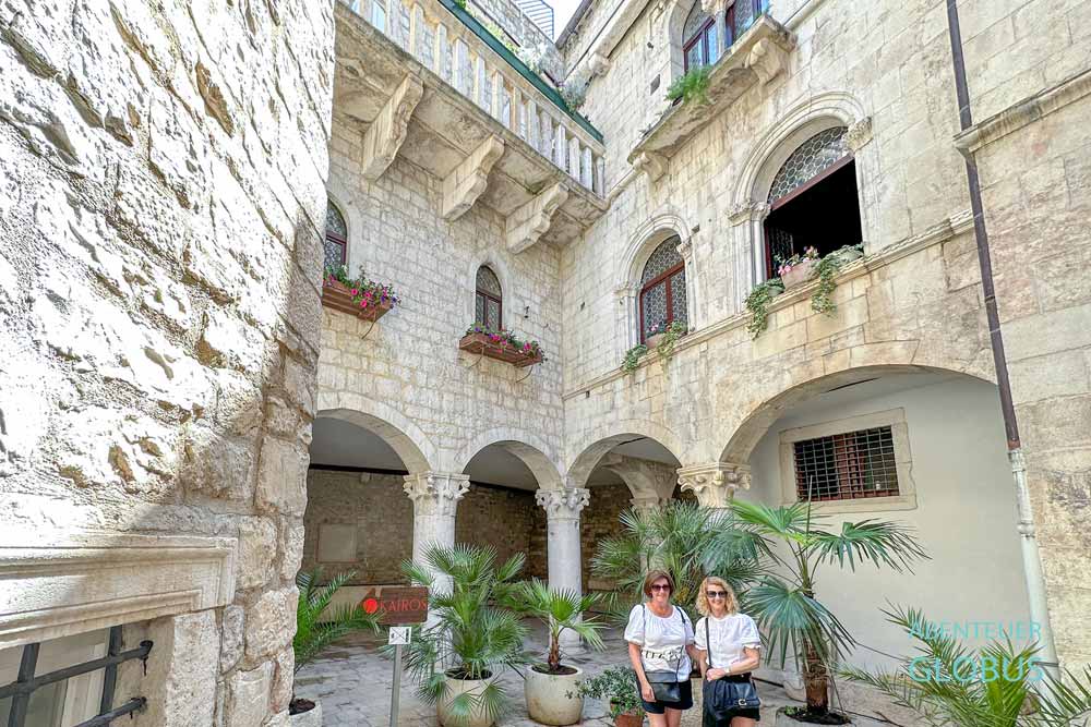 Trogir: Hof vom Benediktinerkloster St. Nikolaus