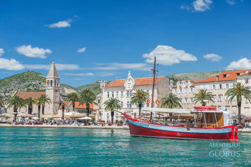 Trogir: Hafenpromenade mit Kirche St. Dominik
