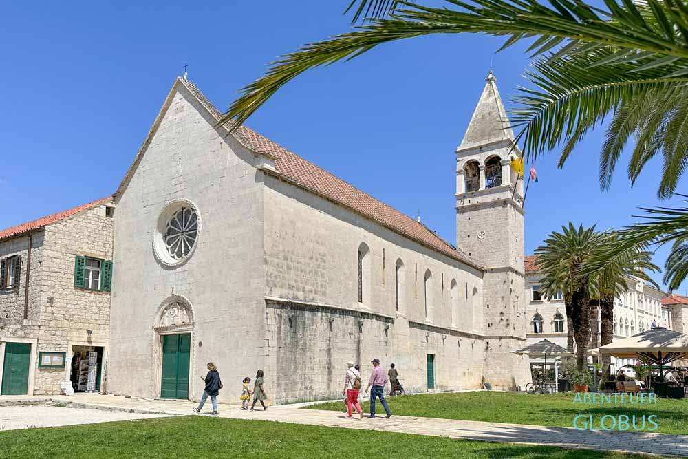 Kirche und Kloster St. Dominik an der Hafenpromenade 