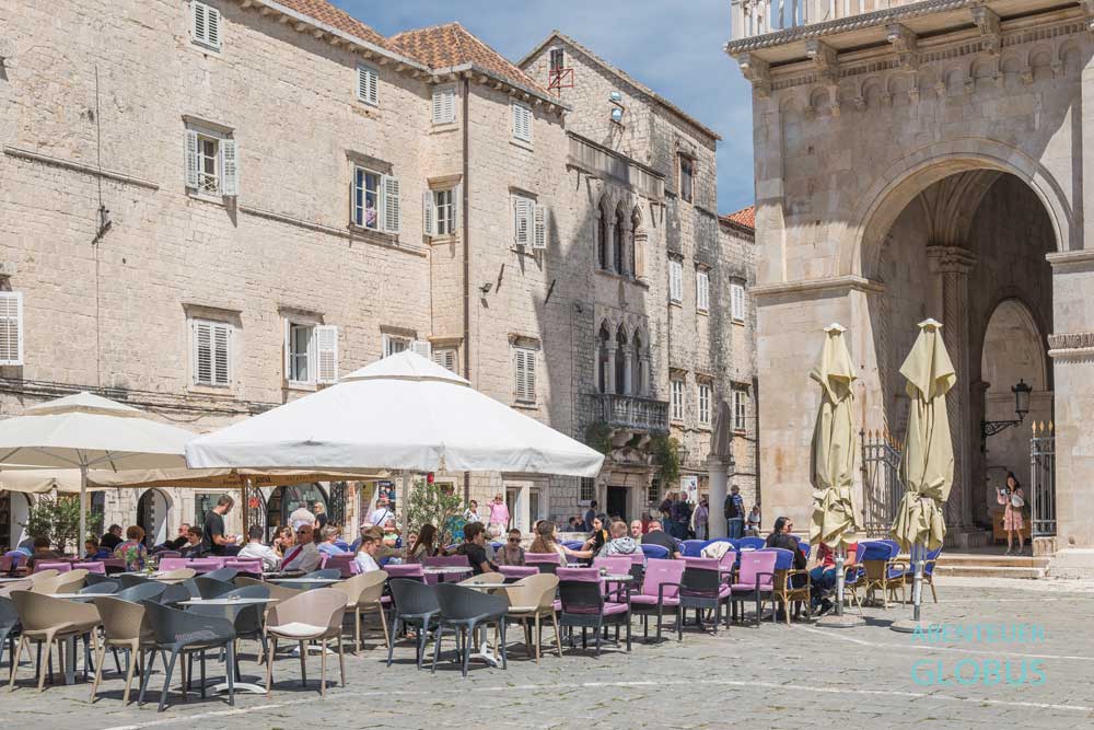 Hauptplatz Trg Ivana Pavla II mit Cipiko Palast und Eingang zur Kathedrale St. Laurentius
