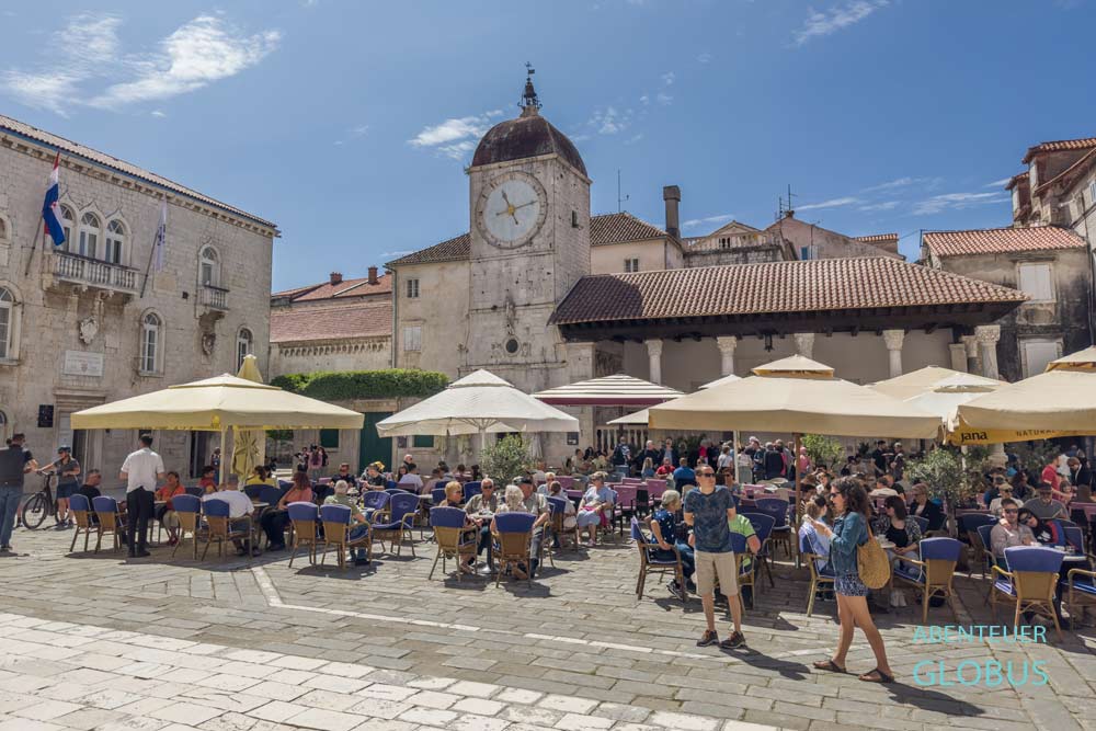 Atstadt von Trogir: Hauptplatz Trg Ivana Pavla II mit Rathaus, Uhrturm, Stadtloggia und Restaurants