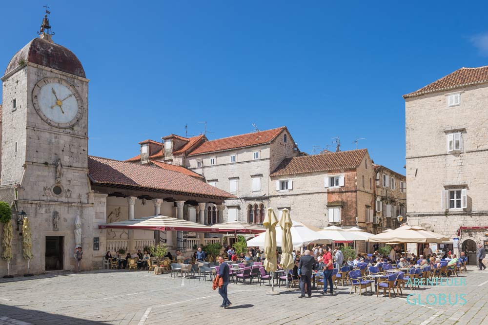 Altstadt von Trogir: Hauptplatz Trg Ivana Pavla II mit Uhrturm, Stadtloggia und Restaurants