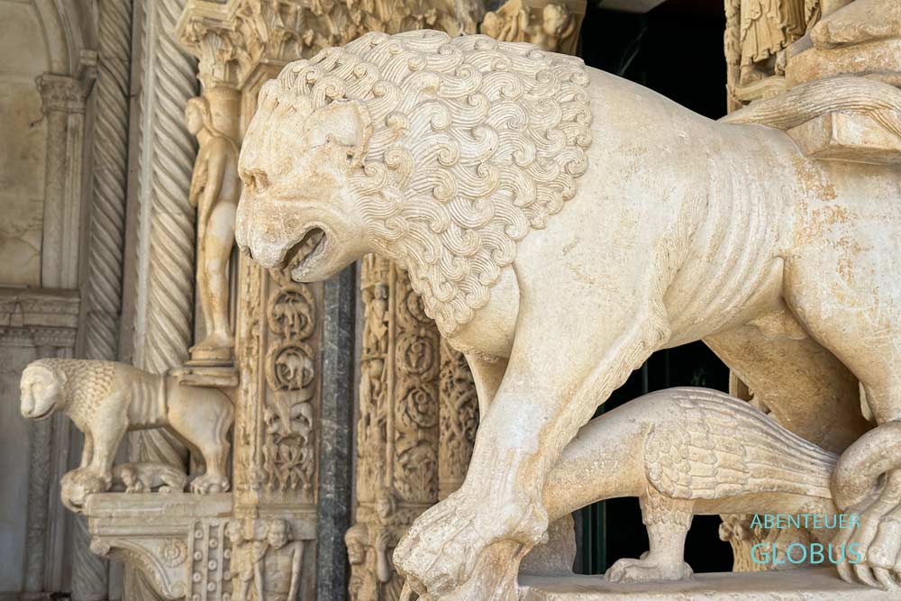Kathedrale St. Laurentius in Trogir: Steinlöwen am Eingangsportal