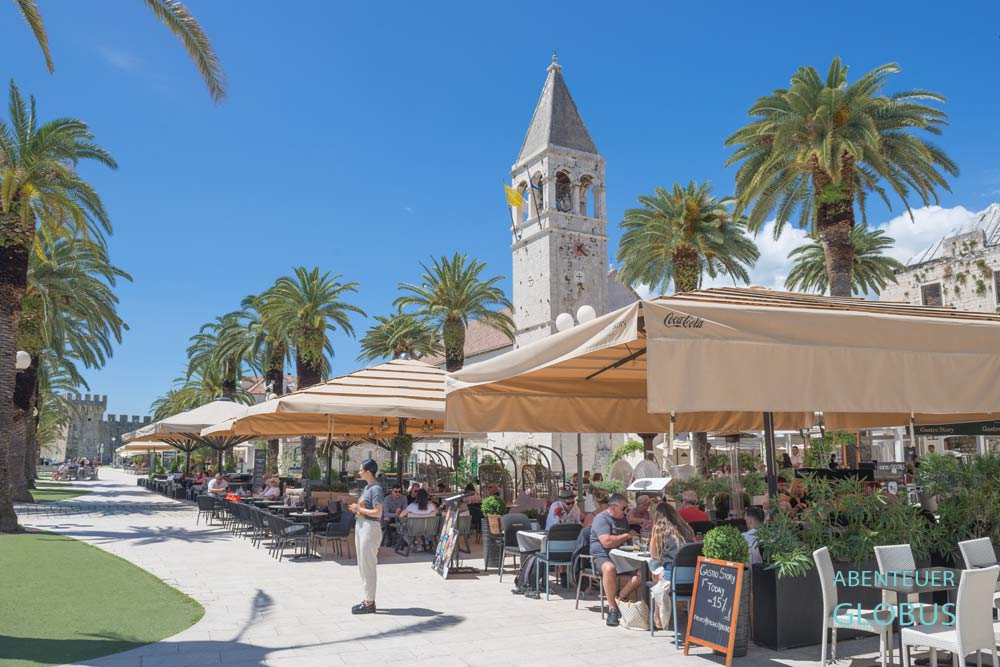 Altstadtinsel Trogir: Hafenpromenade mit Restaurants