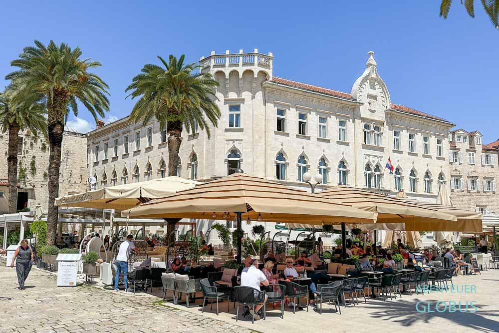 Restaurant und Grundschule Petar Berislavic in Trogir an der Uferpromenade