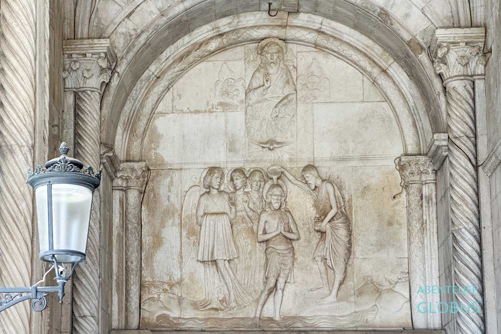Kathedrale St. Laurentius in Trogir: Relief am Eingang
