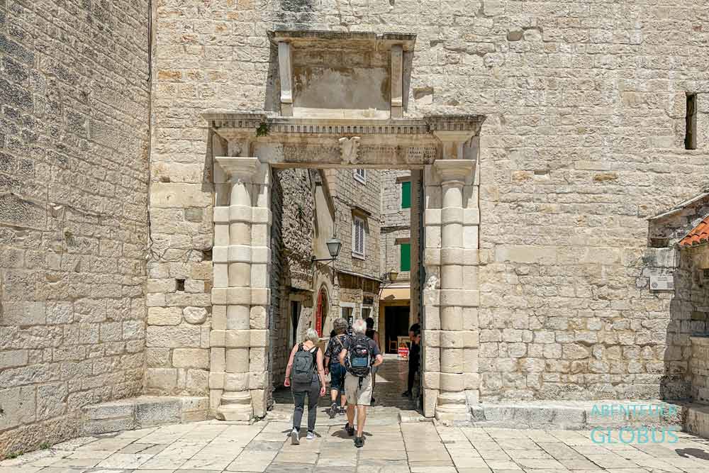 Altstadt von Trogir: Südtor (Seetor) an der Hafenpromenade