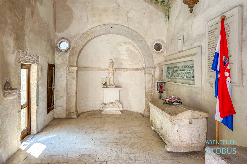 Steinsarkophage im Uhrturm