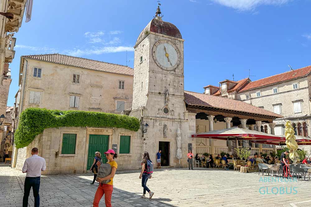 Altstadt vin Trogir: Trg Ivana Pavla II Platz mit Eingang zum Museum für sakrale Kunst, Uhrturm und Stadtloggia 