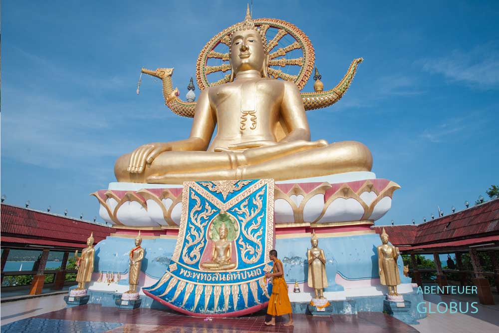 Koh Samui: Ein Mönch umrundet den Big Buddha in Bangrak.