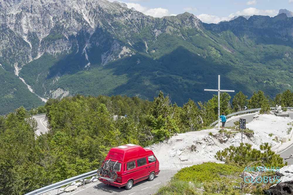 Anreise nach Theth: Aussichtspunkt am Kreuz, Blick auf das Bergpanorama Majat e Shales