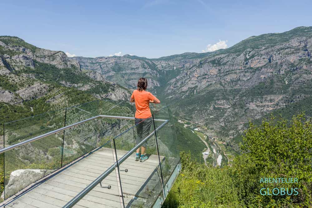 Anfahrt nach Lepushe: Aussichtspunkt mit Blick auf die Rrapsh-Serpentinen und in eine tiefe Schlucht