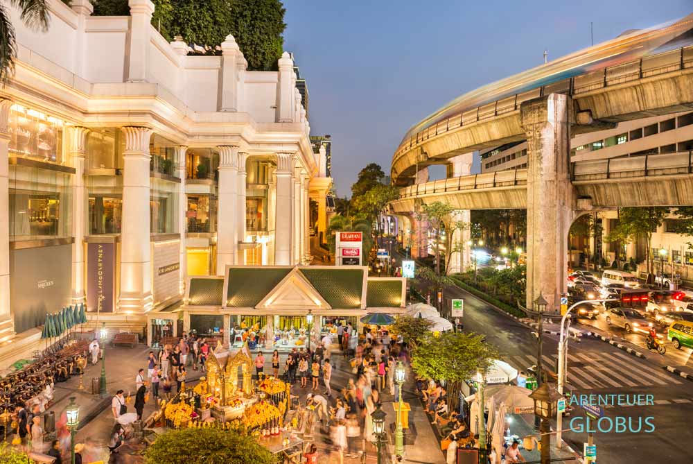 Erawan-Schrein und Skytrain in Bangkok