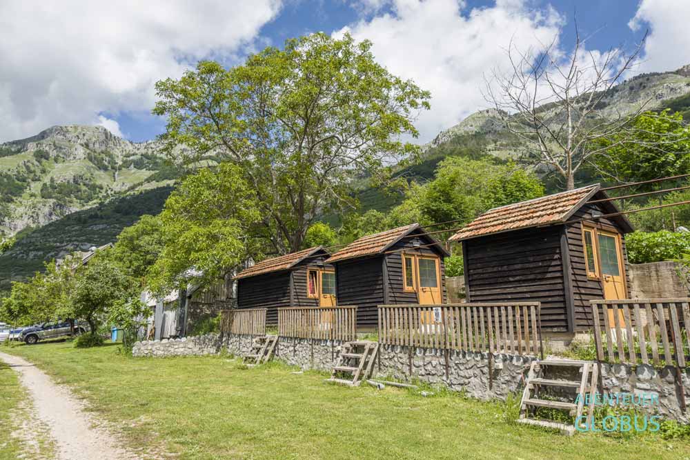 Anreise nach Theth: Zwischenstopp in Boga, Bungalows vom Boga Alpine Resort